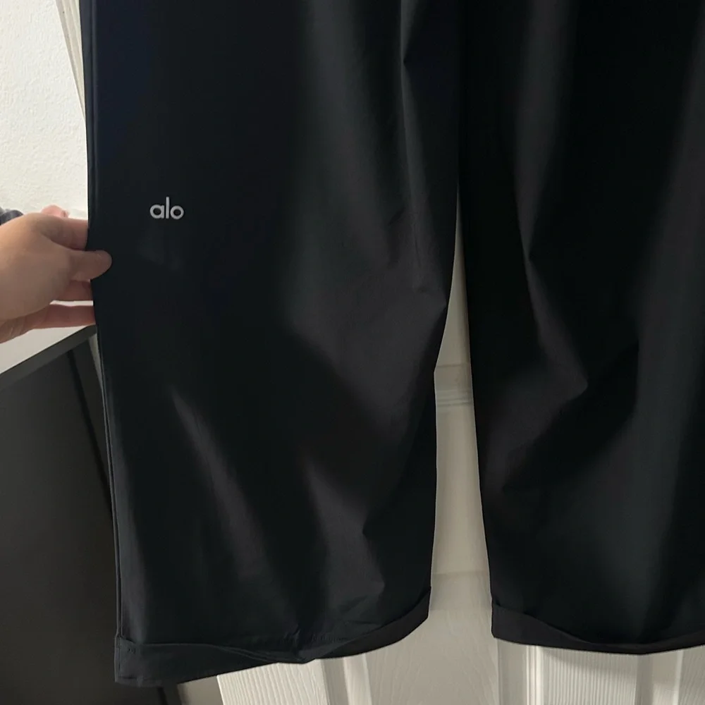 ALO Yoga Mid-Rise Workwear Cargo Pants in Black